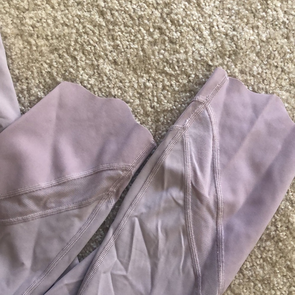 Size 8 LULULEMON w/ scalloped bottoms. - Picture 3 of 5